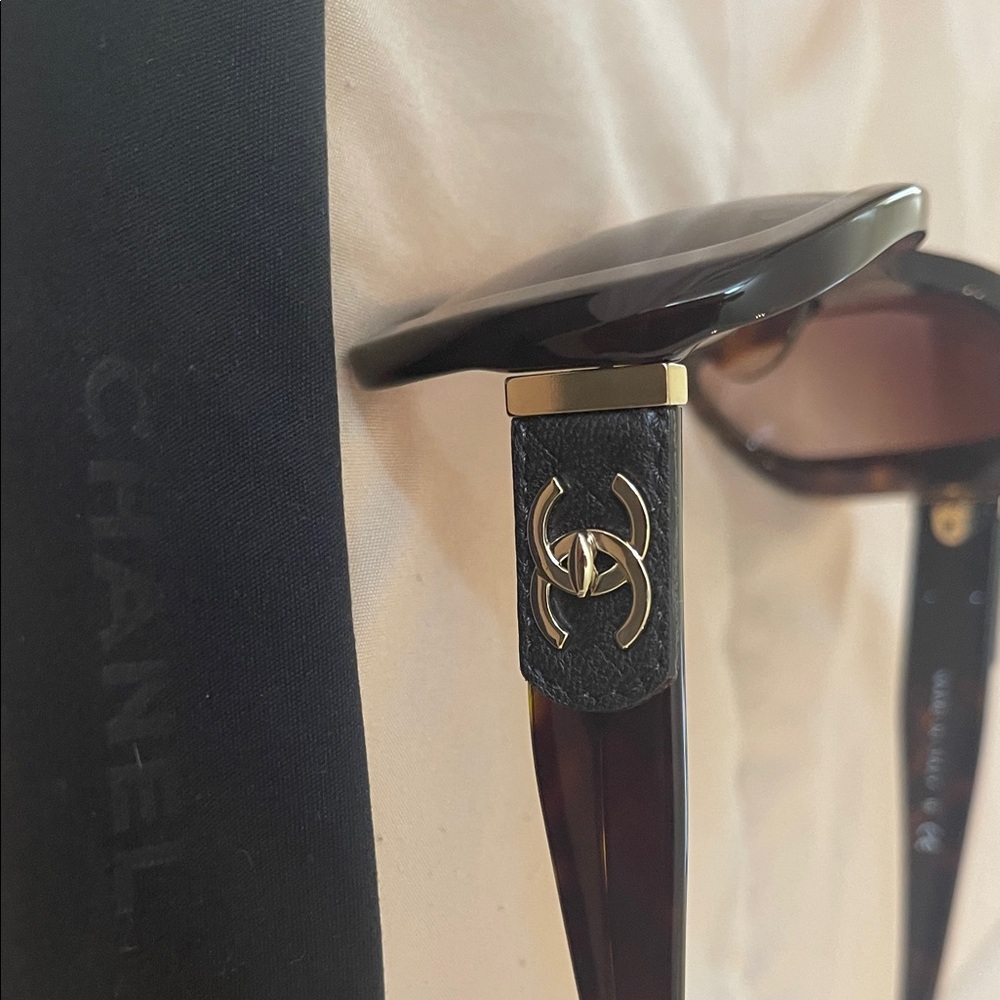 Authentic CHANEL CC Black and Brown Tortoiseshell Sunglasses with Case and Cloth - Picture 5 of 16